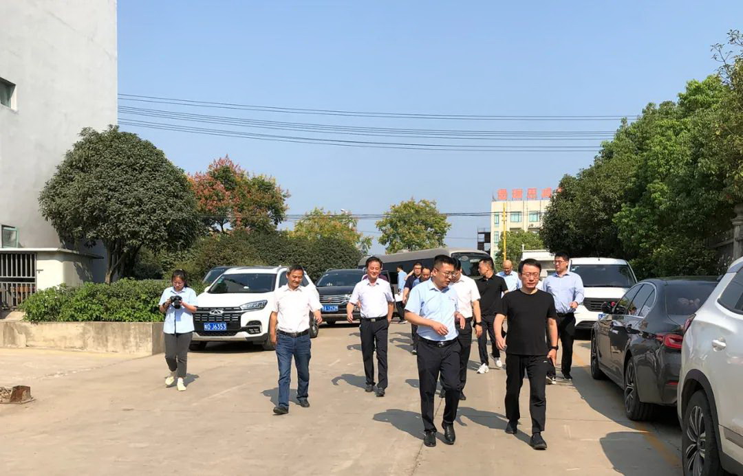 Сердечно приветствуем Чен Вэя, секретаря партийного комитета округа Фэйси, посетить Anhui Yufeng Intelligent Technology Co., Ltd. для проведения расследования.